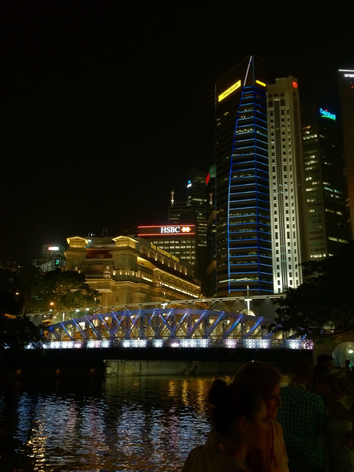 新加坡夜间天际线与高楼灯光